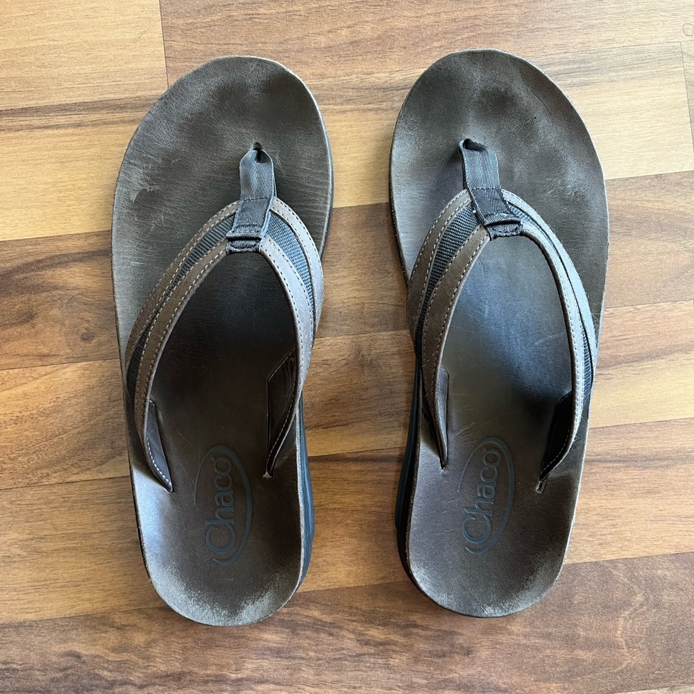 Men’s Chaco flip flop sandals, Size 9. Dark Gray color.